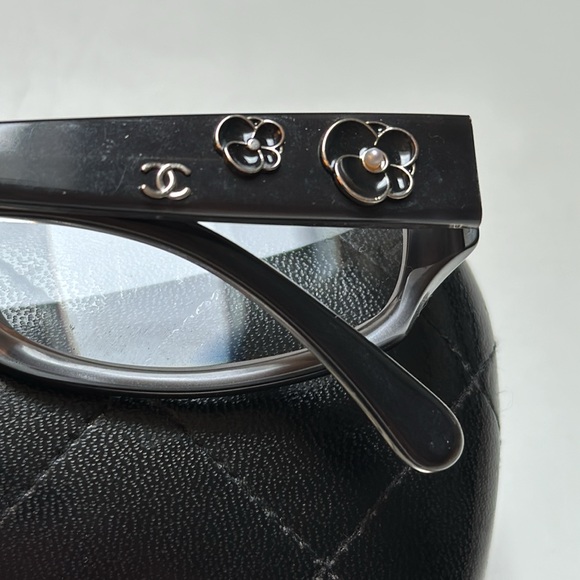 CHANEL vintage black enamel&Pearl RARE Camellia reader frames+Quilted Case+Cloth - Picture 3 of 12